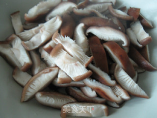 香菇炒面筋的做法步骤：3