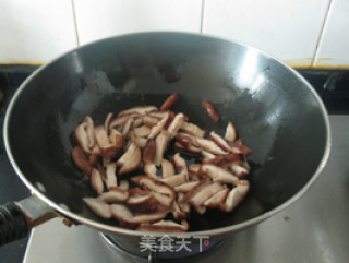 香菇炒面筋的做法步骤：4