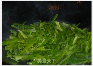 老公最爱青椒肉丝的做法步骤：1