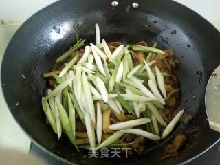 [小媳妇家常菜]——千张蒜苗回锅肉的做法步骤：7