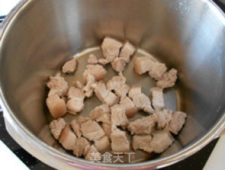 美味的茶树菇烧肉的做法步骤：3