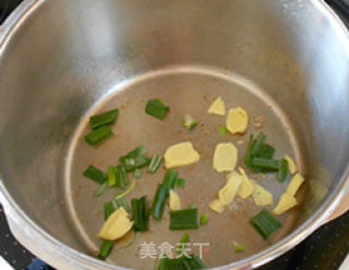 美味的茶树菇烧肉的做法步骤：4