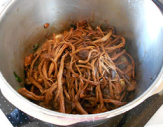 美味的茶树菇烧肉的做法步骤：6