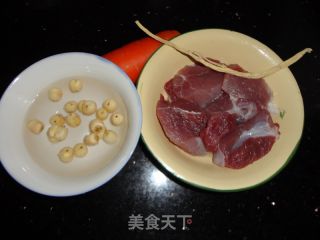 瘦肉莲子汤的做法步骤：1
