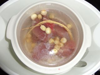 瘦肉莲子汤的做法步骤：4
