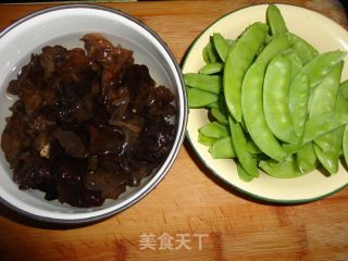 黑木耳炒荷兰豆的做法步骤：1