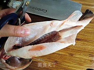 椒汁蒸鲈鱼的做法步骤：2