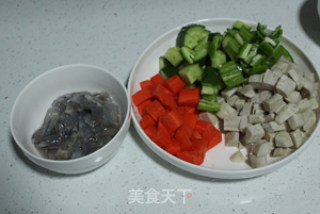一道营养丰富的清爽小炒 时蔬清炒虾仁的做法步骤：1