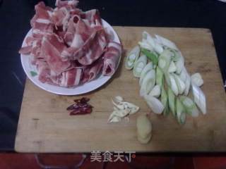 葱爆羊肉的做法步骤：1