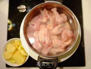 土豆炖鸡块的做法步骤：1