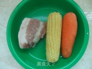 炒三丁（玉米胡萝卜炒肉末）的做法步骤：1