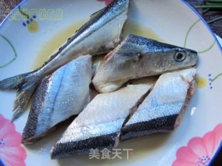 香煎秋刀鱼的做法步骤：2