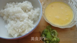 五彩缤纷蛋炒饭的做法步骤：1