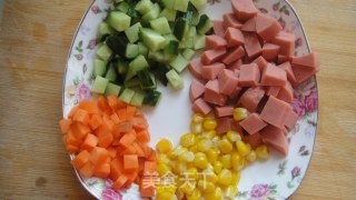 五彩缤纷蛋炒饭的做法步骤：2