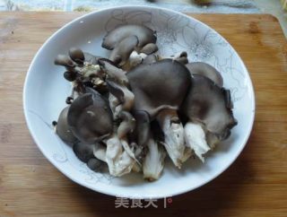 荠菜肉圆菌汤的做法步骤：3