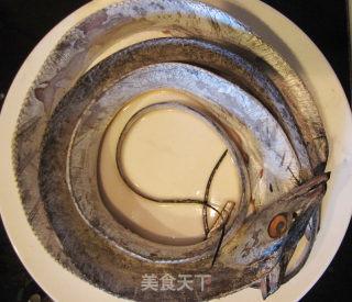 红烧带鱼的做法步骤：1