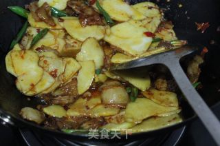 [花花菜]—土豆回锅肉的做法步骤：5