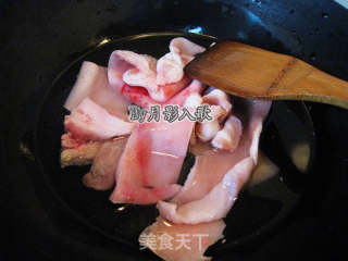 肉皮鲈鱼靓汤----皱纹全部跑光光的做法步骤：1