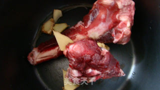 西洋菜煲大骨汤——煲的是爱的做法步骤：1