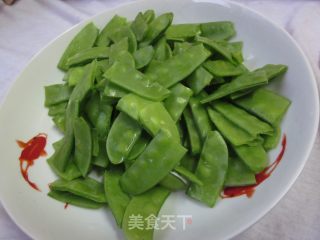 【电饭锅美食】豌豆角炒腊肉的做法步骤：1