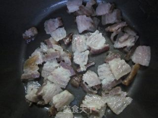 【电饭锅美食】豌豆角炒腊肉的做法步骤：2