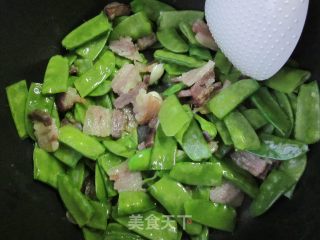 【电饭锅美食】豌豆角炒腊肉的做法步骤：4