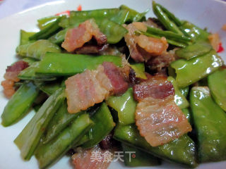 【电饭锅美食】豌豆角炒腊肉的做法步骤：5