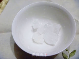 【食疗养生话汤煲】简单美容汤---银耳大枣莲子羹的做法步骤：3