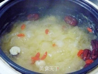 【食疗养生话汤煲】简单美容汤---银耳大枣莲子羹的做法步骤：5