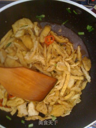 油炸豆腐炒芹菜的做法步骤：4