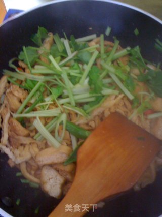 油炸豆腐炒芹菜的做法步骤：5