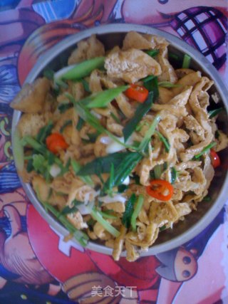油炸豆腐炒芹菜的做法步骤：6