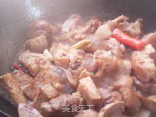红烧芋头猪蹄的做法步骤：7