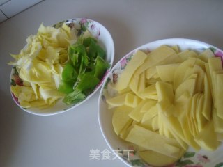 炒馒头条的做法步骤：1