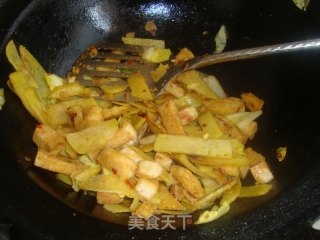 炒馒头条的做法步骤：8