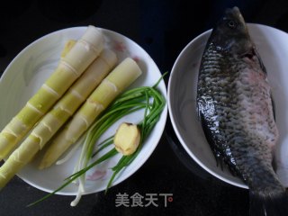 春笋丝鲫鱼汤的做法步骤：1
