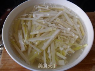 春笋丝鲫鱼汤的做法步骤：2