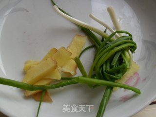 春笋丝鲫鱼汤的做法步骤：3