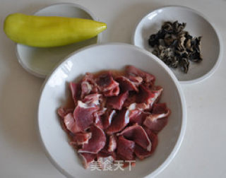 尖椒炒鸡胗的做法步骤：1