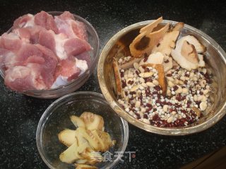土伏苓豆类清补凉汤的做法步骤：1