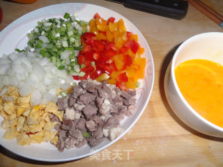 彩椒牛肉炒饭的做法步骤：1