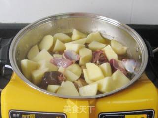 土豆烧鸡块的做法步骤：9