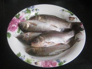 春笋雪菜炖鲫鱼的做法步骤：1