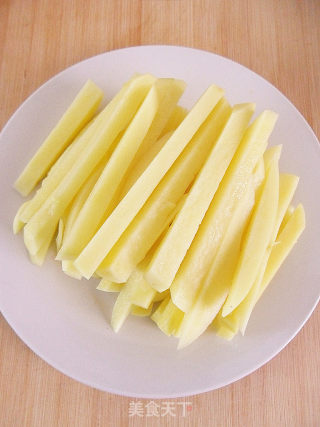 比薯条还好吃的新吃法【口味土豆条】的做法步骤：2