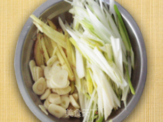 蚝油葱香墨斗鱼的做法步骤：2