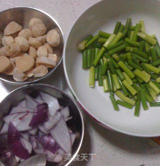咖喱蒜苔炒鸡丸的做法步骤：1