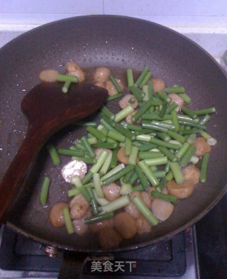 咖喱蒜苔炒鸡丸的做法步骤：3
