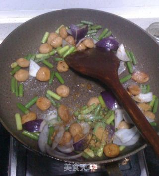咖喱蒜苔炒鸡丸的做法步骤：5