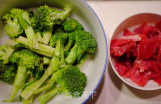 沙茶牛肉炒西兰花的做法步骤：1