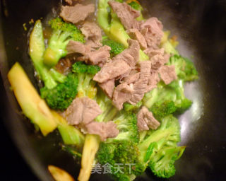 沙茶牛肉炒西兰花的做法步骤：4